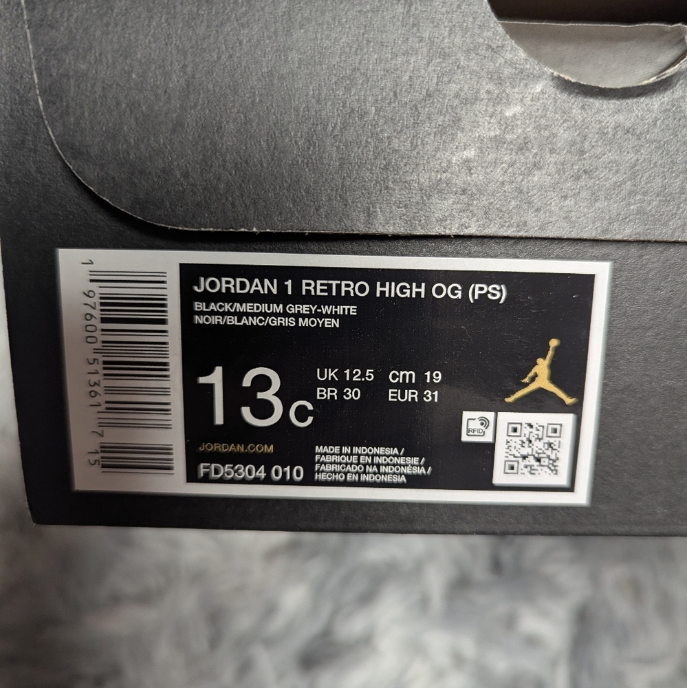 Nike Silver and Black Sneakers with Metallic Overlays - Picture 2 of 4